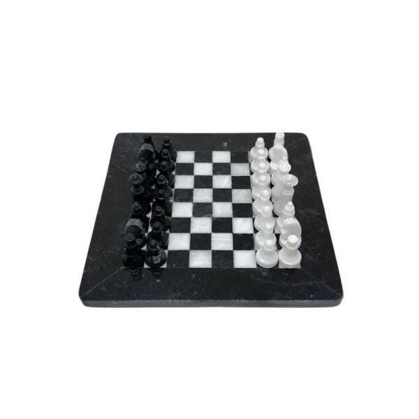 Jogo de xadrez em grupo no preto