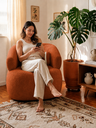 Ver imagem 2 de Kit 4 Poltrona Orgânica Chloe Boucle Terracota Redonda Decorativa com Almofada Plumante - Arkell