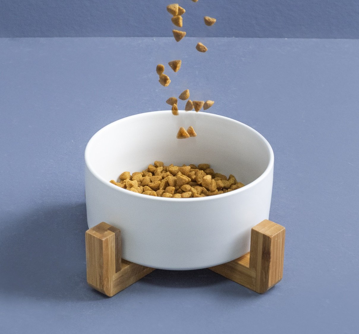 COMEDOURO E BEBEDOURO DE CERÂMICA COM BASE DE BAMBU PARA PET