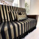 Ver imagem 4 de Kit Manta Listrado, 2 Capas de Almofada e 1 Almofada Retangular Luxo Preto e Dourado 45cmx45cm