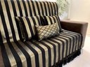 Ver imagem 5 de Kit Manta Listrado, 2 Capas de Almofada e 1 Almofada Retangular Luxo Preto e Dourado 45cmx45cm
