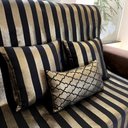 Ver imagem 3 de Kit Manta Listrado, 2 Capas de Almofada e 1 Almofada Retangular Luxo Preto e Dourado 45cmx45cm