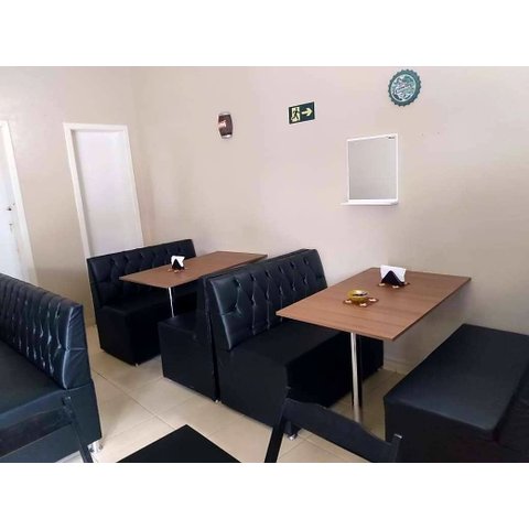 Kit com 2 Poltronas Preto Capitone Á Mão e 1 Mesa 1,10cm Sku_62 o Rei Das Poltronas