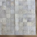 Ver imagem 2 de Tapete de Couro Tons Branco 150x200 Placa 10cm Quadriculado