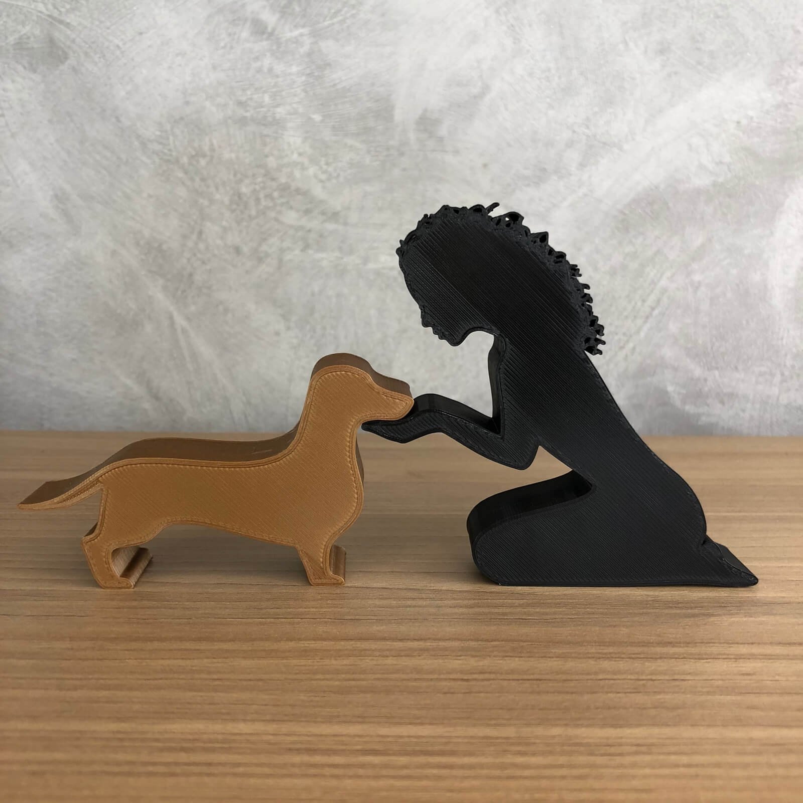 Escultura Decorativa Menina e seu Dachshund Vegras Cacheado Preto