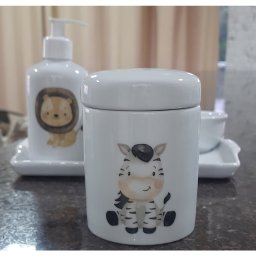 Kit Higiene Bebê Safari 5 Peças - Bandeja, Potes, Porta Álcool e Molhadeira - Tudo Porcelana - 4