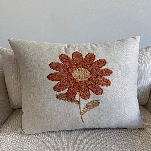 Almofada Linho Bordada Margarida 45x45 com Enchimento