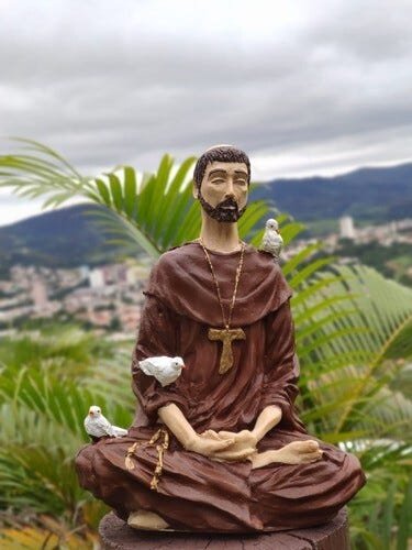 Imagem estátua São Franscisco de Assis meditando flor de lótus - Marrom - 5
