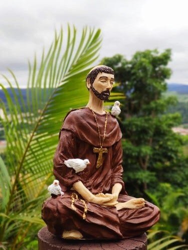Imagem estátua São Franscisco de Assis meditando flor de lótus - Marrom - 4