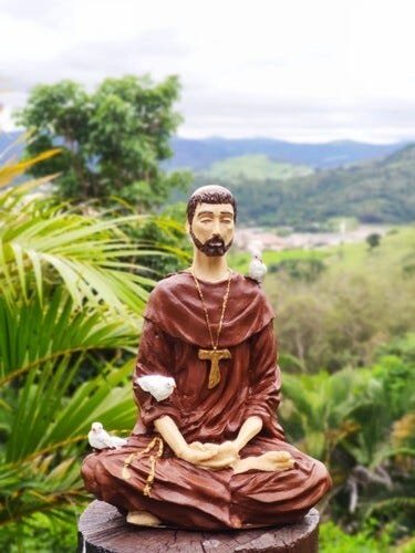 Imagem estátua São Franscisco de Assis meditando flor de lótus - Marrom - 3