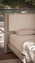 Ver imagem 6 de Cama Casal Viena Estofada com Pés de Ferro, Madeira Maciça e Visual Estilo Flutuante