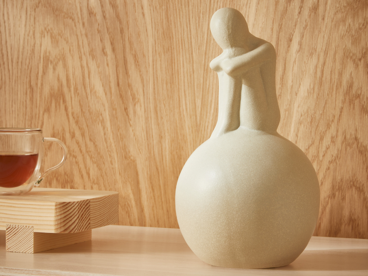 Ver imagem 4 de ESCULTURA ESTATUA DECORATIVA ADORNO PESSOA EM CERÂMICA:Cinza