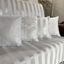 Ver imagem 2 de Kit Manta Listrada e 4 Capas de Almofada Luxo Branco e Prata 45cmx45cm