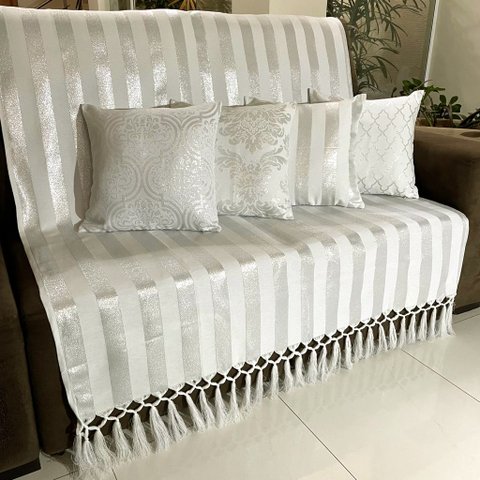 Kit Manta Listrada e 4 Capas de Almofada Luxo Branco e Prata 45cmx45cm