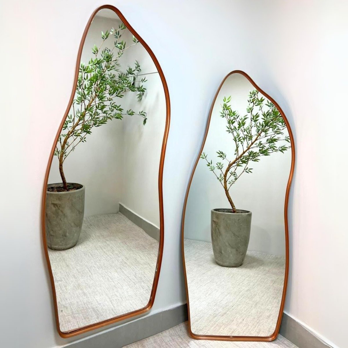 Espelho Grande Corpo Inteiro com Moldura Metal Orgânico Decorativo 150x60cm Luxo Bronze - 1