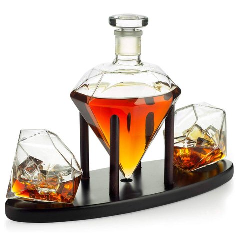 Decanter Whisky Modelo Diamante Pirâmide com Base Madeira e Dois Copos