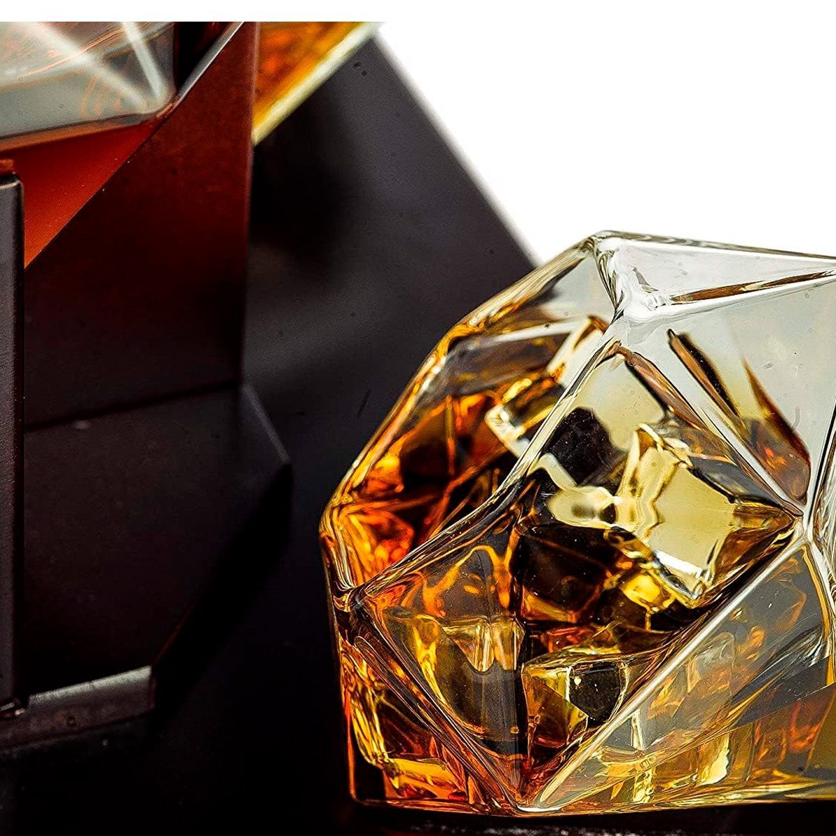 Decanter Whisky Modelo Diamante Pirâmide Com Base Madeira e Dois Copos - 6