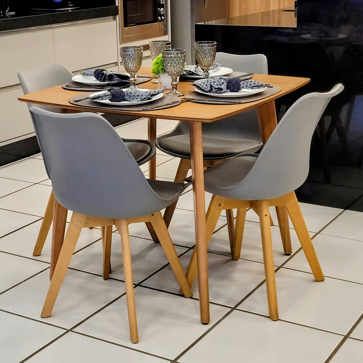 Mesa de Jantar Quadricurva 90x90cm 4 Lugares em Madeira - Dina - Freijó - 5