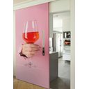 Ver imagem 2 de Adesivo Para Porta Cozinha Mão Segurando Taça De Vinho- 93X210Cm