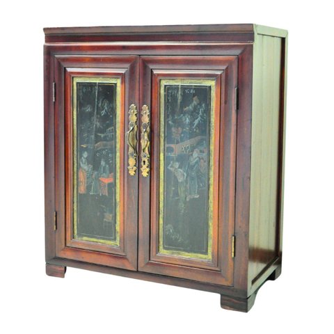 Armário Oriental em Madeira Esculpida com Toque de Mistério