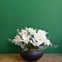 Ver imagem 5 de Arranjo de Flores Artificiais de Lírios e Astromélias no Vaso Preto Fosco