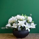 Ver imagem 1 de Arranjo de Flores Artificiais de Lírios e Astromélias no Vaso Preto Fosco