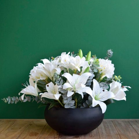 Arranjo de Flores Artificiais de Lírios e Astromélias no Vaso Preto Fosco