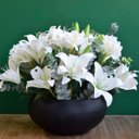 Ver imagem 2 de Arranjo de Flores Artificiais de Lírios e Astromélias no Vaso Preto Fosco