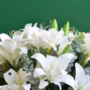 Ver imagem 3 de Arranjo de Flores Artificiais de Lírios e Astromélias no Vaso Preto Fosco