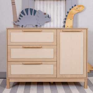 Cômoda Infantil de Mdf com Porta e 3 Gavetas – Linha Indy Marca Quater, Detalhes em Rattan 120cm