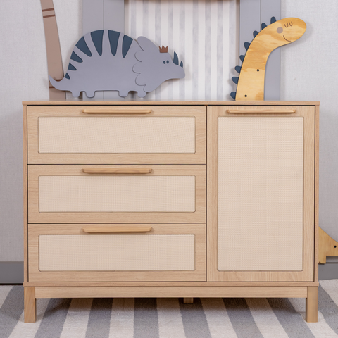 Cômoda Infantil de Mdf com Porta e 3 Gavetas – Linha Indy Marca Quater, Detalhes em Rattan 120cm