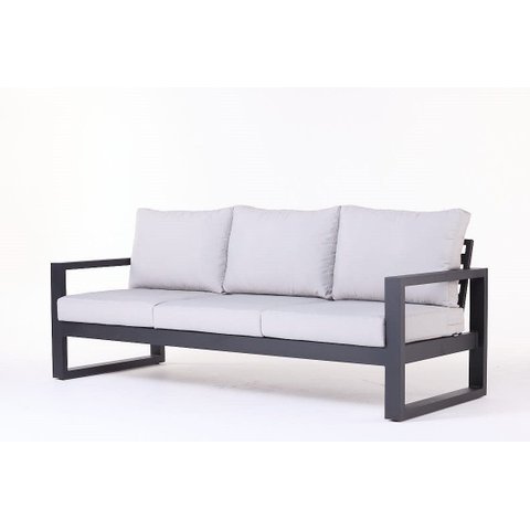Sofá Flat 3 Lugares: Conforto Estofado com Estrutura em Alumínio para Elegância e Resistência