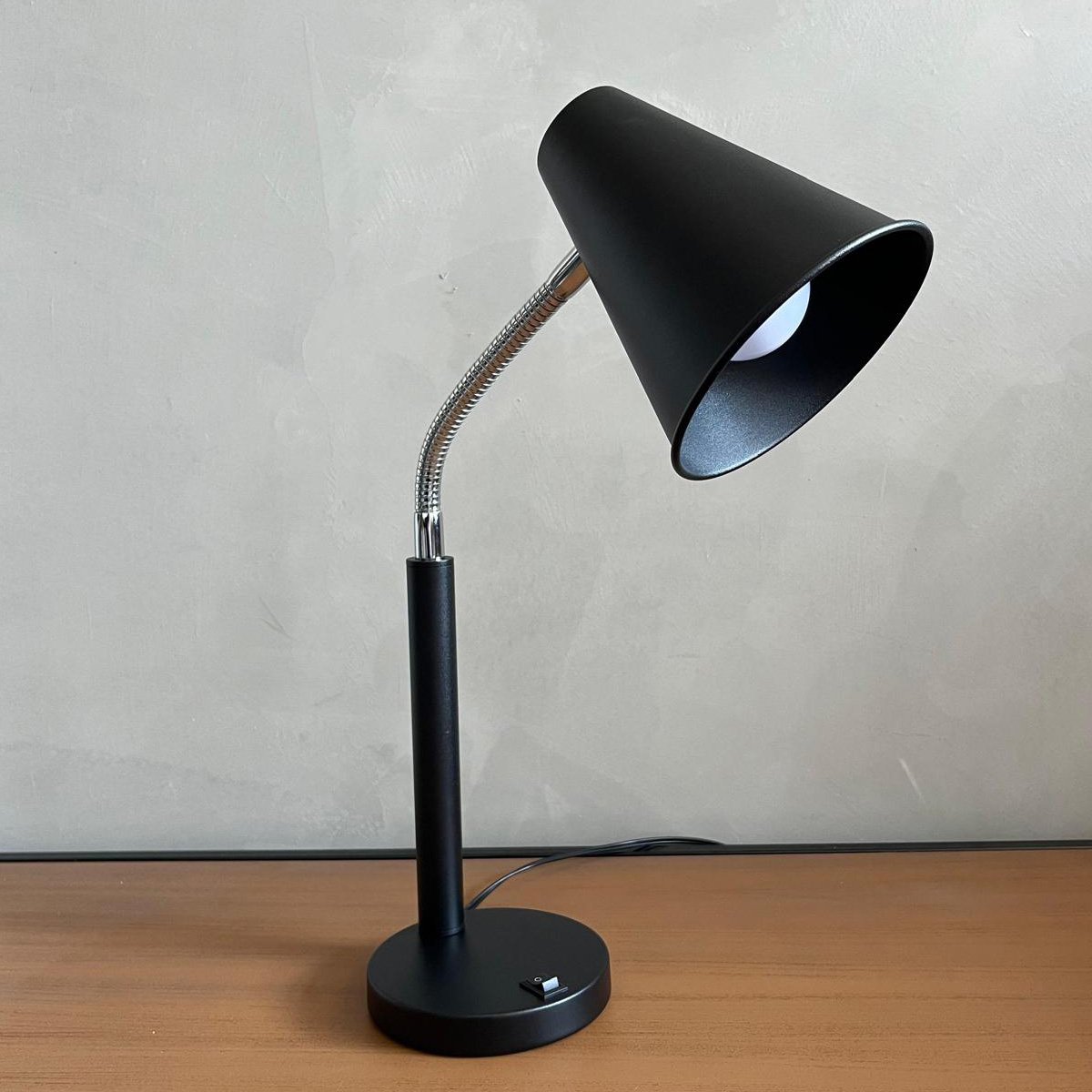 Abajur Luminaria de Mesa Preto em Alumínio para Leitura Haste Metal Flexível Bivolt Sala ou Quarto