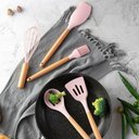 Ver imagem 4 de Kit Utensílios De Cozinha Cabos em Madeira e Silicone 11 Peças + Pote Organizador - Premium - - Rosa