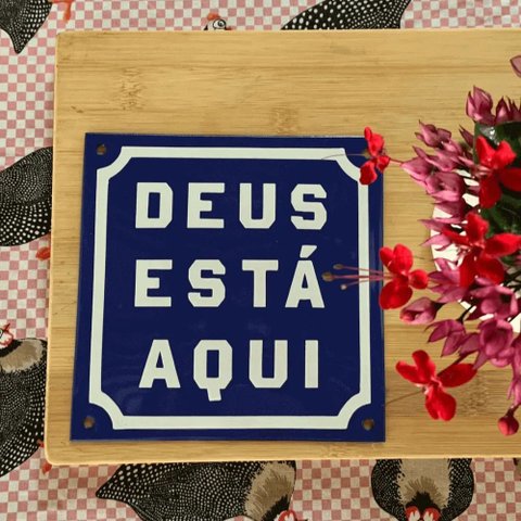 Placa Decorativa Esmaltada - Deus Está Aqui - Casa Toco