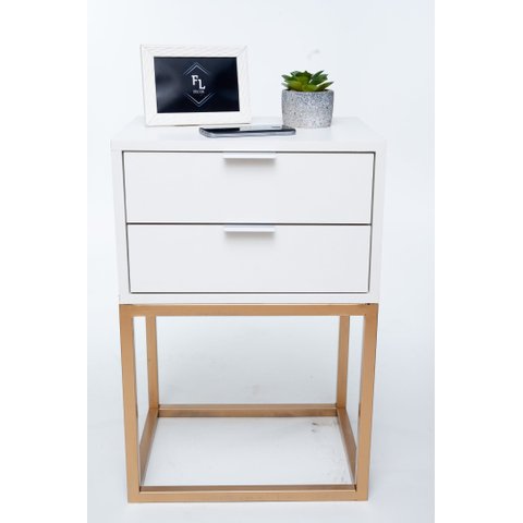 Mesa de Cabeceira Industrial Off White 30cm com 2 Gavetas Base Dourada - Enviamos Montado