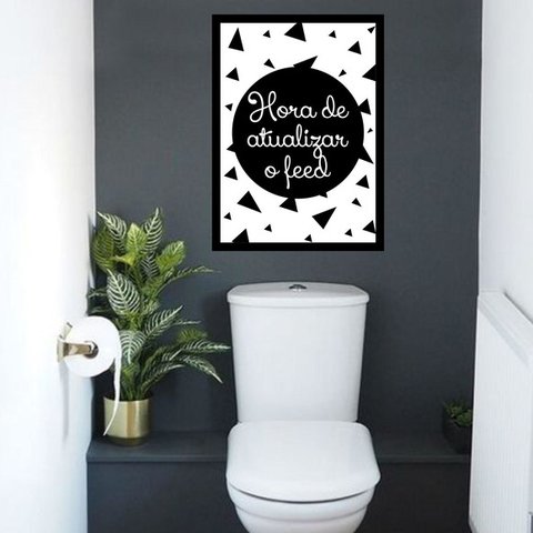 Quadro Hora de Atualizar o Feed - Banheiro 24x18cm - com vidro:Madeira preta