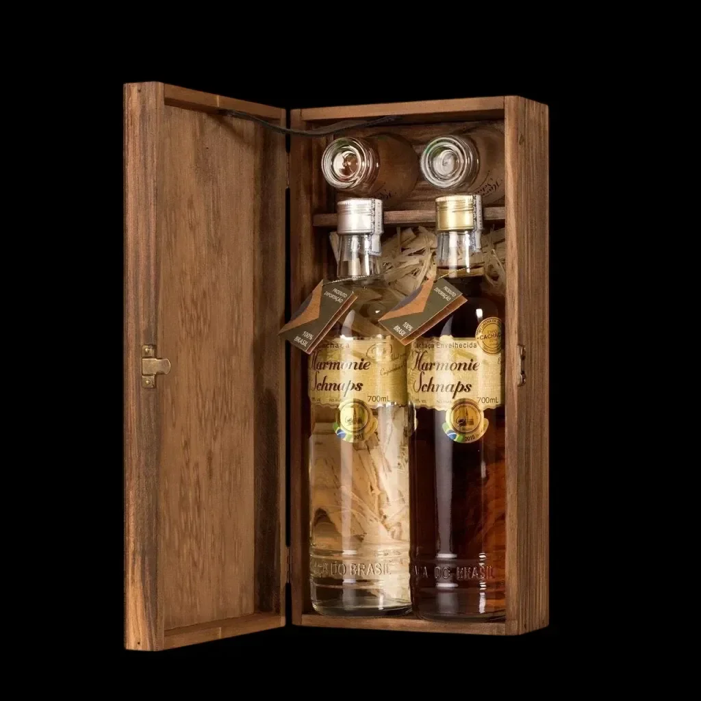 Kit 2 Cachaças Harmonie Shnaps 700ml e 2 Copos em Estojo de Madeira
