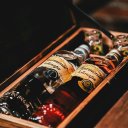 Ver imagem 3 de Kit 2 Cachaças Harmonie Shnaps 700ml e 2 Copos em Estojo de Madeira
