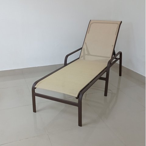 Espreguiçadeira Maresias - Alumínio Marrom e Tela Sling Bege MÓVEIS E LAZER