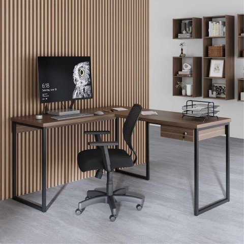 Mesa em L Villa Aurora Industrial 1 Gaveta MDP 136cm Marrom Escuro Plata