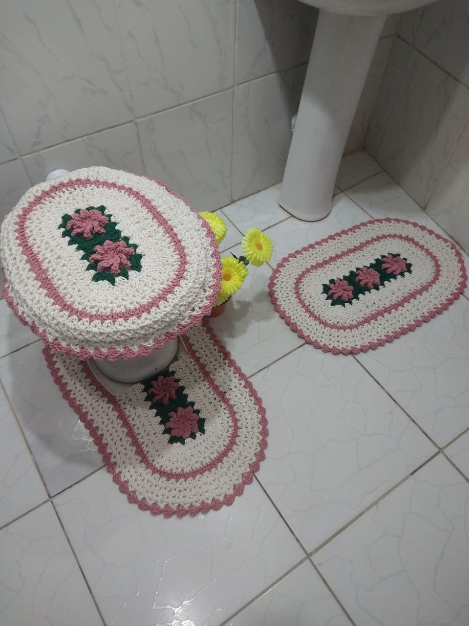 Jogo De Banheiro Emborrachado com Crochê Artesanal Feito a Mão Pintura Em  Tecido Flores Cinza 3 Peças
