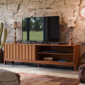 Rack para Tv de 65 Polegadas com Porta Ripada de Correr New Aurora Estante e Prateleira Cinamomo Me