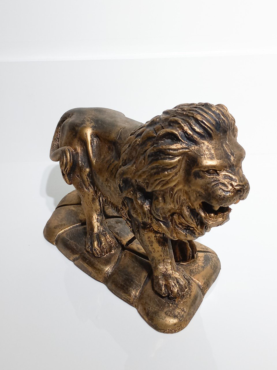 Estátua Leão de Resina Dourado