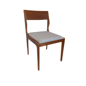 CADEIRA EM MADEIRA COM ASSENTO ESTOFADO AREIA. COR NATURAL