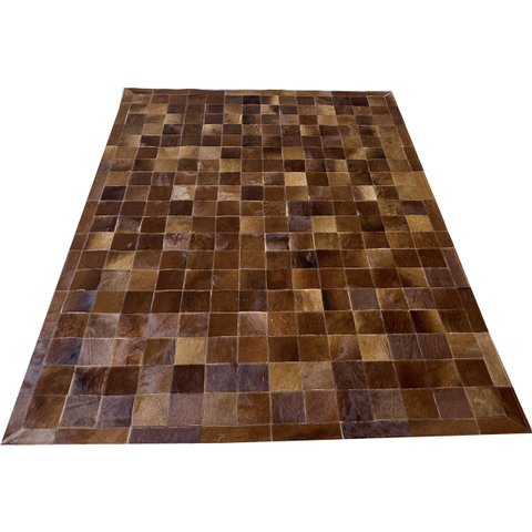 Tapete de Couro Castanho 1,50x2,00 com Borda Peça 10x10cm Cor: Marrom-escuro Desenho do Tecido: Quad