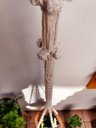 Ver imagem 4 de Prateleira suspensa em macramê Pipoca na cor Cru - com madeira Rústica