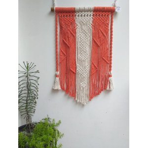 Painel em macramê CLAREOU nas cores Cru e vermelho