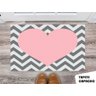Tapete Capacho Personalizado Coração Rosa, Fundo Listrado Cinza e Branco - 1