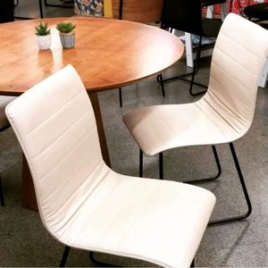 Conjunto 2 Cadeiras Cristal courino bege pés preto Linho bege